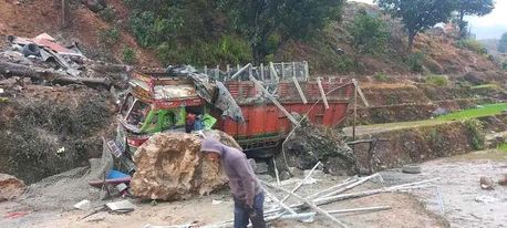 बझाङमा ट्रक दुर्घटना