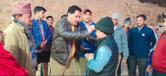 बैतडीको पञ्चेश्वरमा कांग्रेस-एमालेका दर्जन नेता कार्यकर्ता गरे नेकपामा प्रवेश