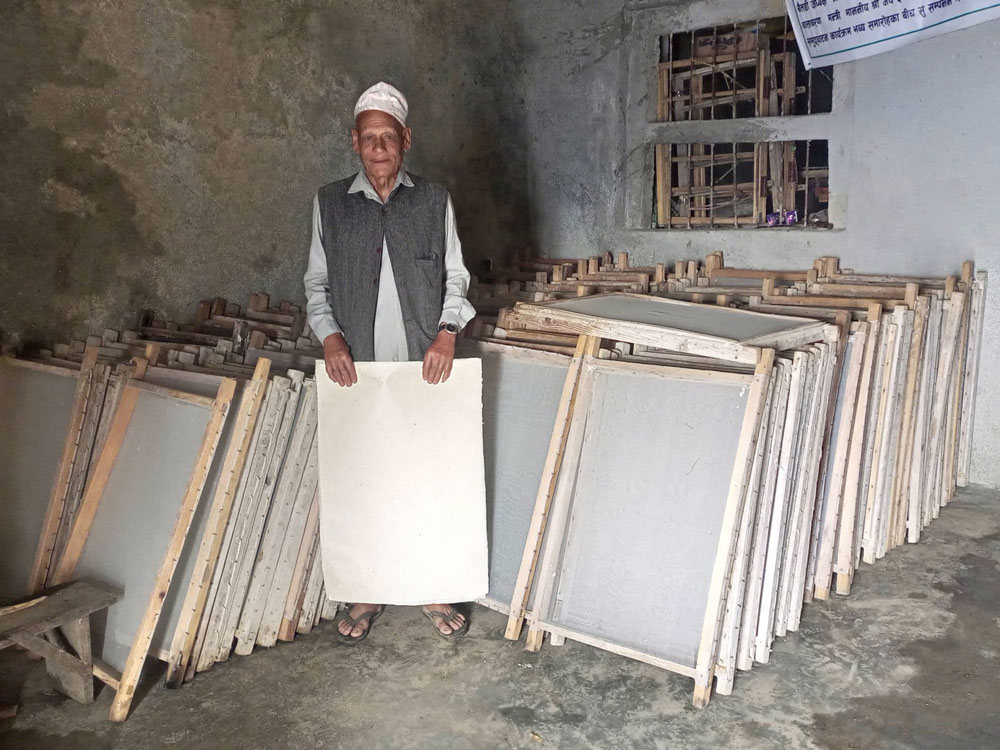 सिगासको दुर्गम गाउँमै हाते कागज उत्पादन, स्थानीय सरकारले चिन्दैनन् नेपाली कागज
